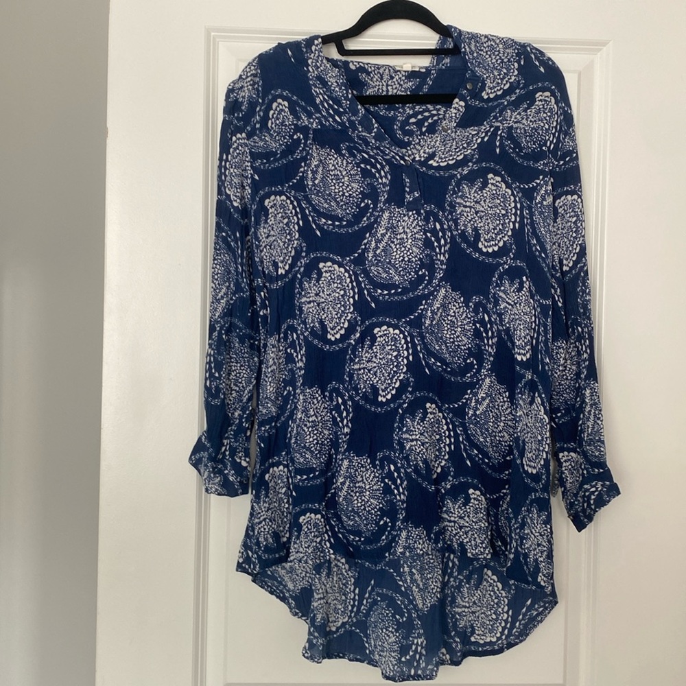 En crème top. Boutique top. Worn a couple times
